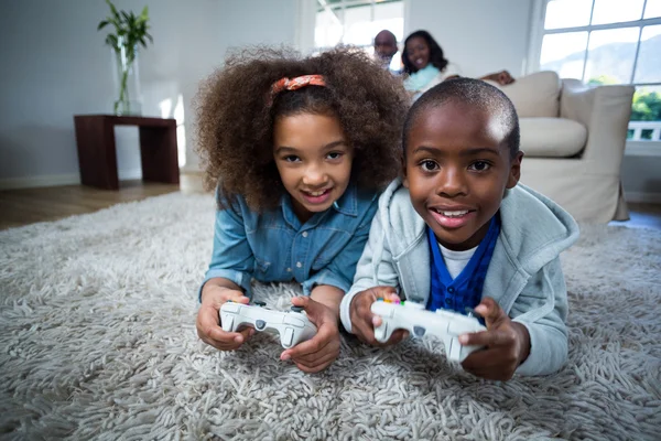 Enfants jouant à des jeux vidéo — Photo