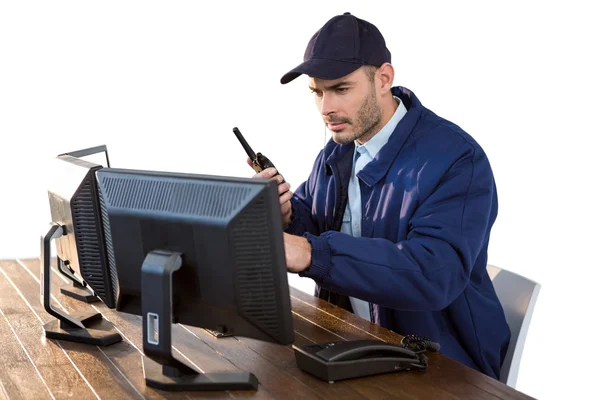 Oficial de segurança olhando para monitores de computador — Fotografia de Stock