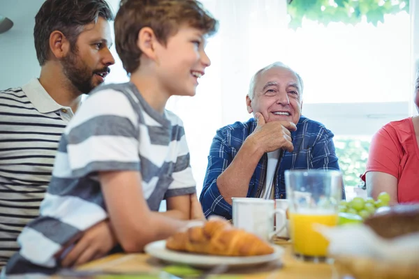 Multi-generation family sitting at breakfast table — Stock Photo, Image