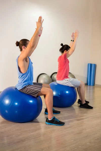 Uomini che eseguono esercizio di stretching — Foto Stock