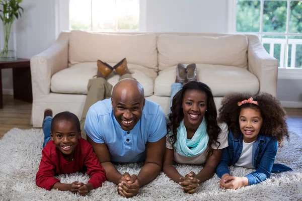 Familia feliz tendida en el suelo —  Fotos de Stock