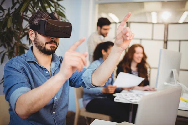 Kreativer Geschäftsmann mit Virtual-Reality-Headset — Stockfoto
