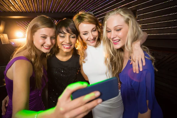 Lachende vrienden nemen van een selfie vanaf telefoon — Stockfoto