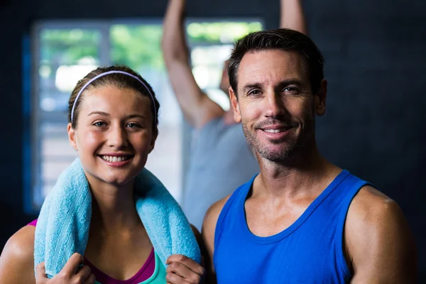 Selbstbewusste Sportlerinnen und Sportler im Fitnessstudio — Stockfoto