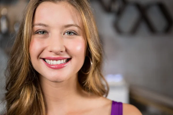 Lächelnde junge Frau in Bar — Stockfoto
