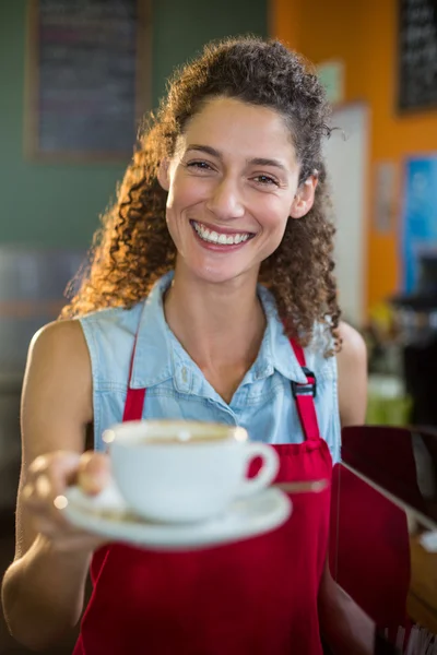 Personal femenino sirviendo taza de café — Foto de Stock