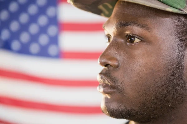 Vertrouwen soldaat tegen Amerikaanse vlag — Stockfoto