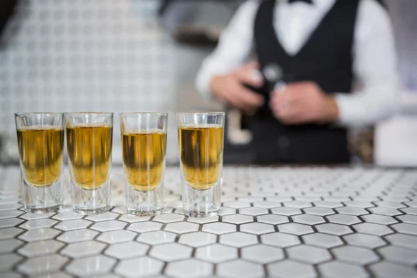 Стаканы виски на барной стойке — стоковое фото