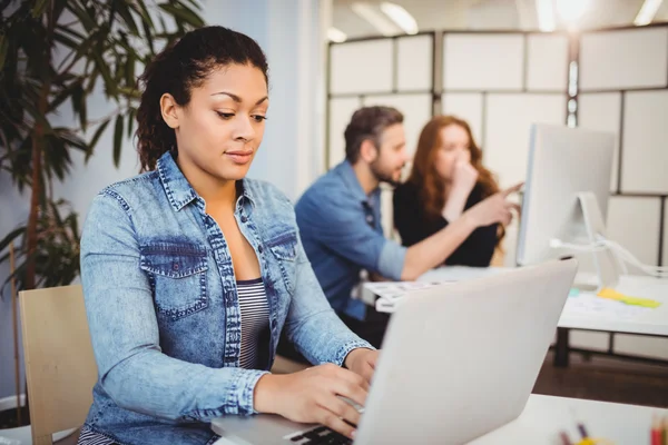 Mulher de negócios criativa usando laptop — Fotografia de Stock