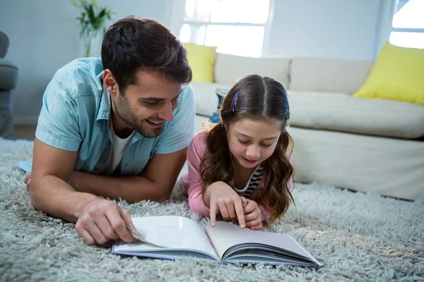 Father and daughter reading book — Stock Photo, Image