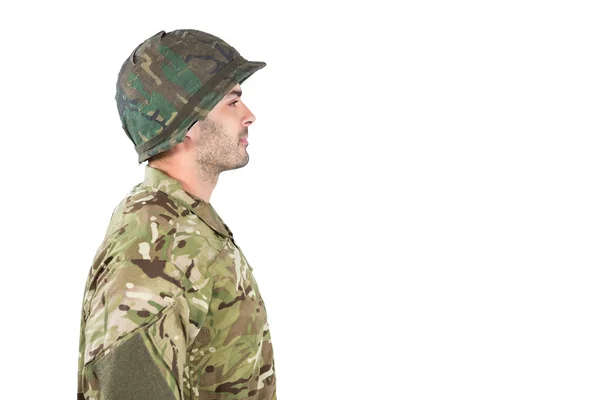 Вид стоя уверенного в себе солдата сбоку — стоковое фото