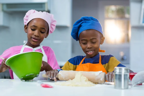 Дети готовят торт — стоковое фото