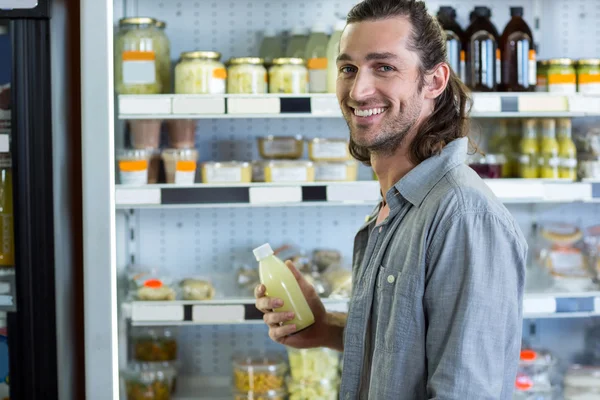 Az ember a vásárlás élelmiszereket szupermarketben — Stock Fotó