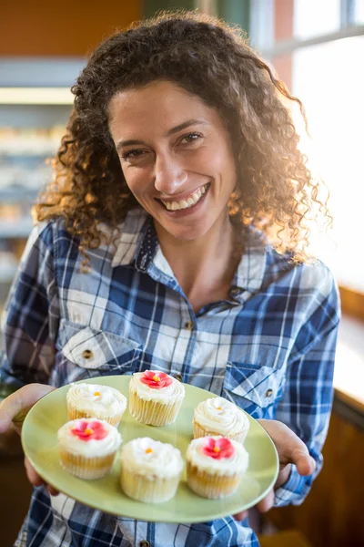 Kobieta trzyma płytki Cupcakes w supermarkecie — Zdjęcie stockowe