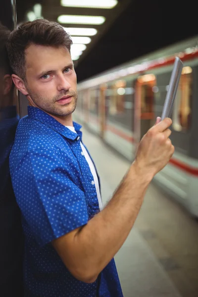 Homem bonito usando tablet digital — Fotografia de Stock