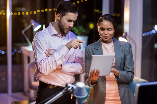 Empresarios usando tableta digital — Foto de Stock