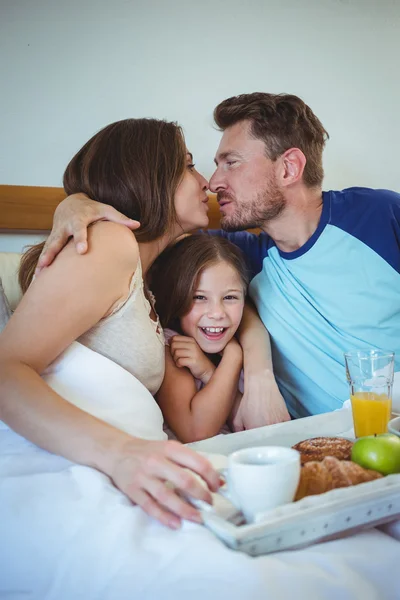 Föräldrar med dotter som har frukost — Stockfoto