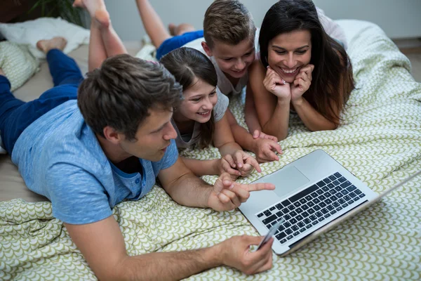 Familia haciendo compras en línea en el ordenador portátil — Foto de Stock