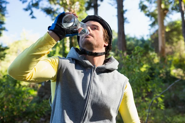 Mountain biker pitné vody — Stock fotografie