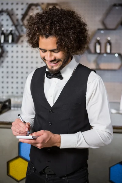 Bir emir alan barmen — Stok fotoğraf