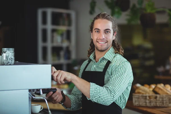 Camarero haciendo taza de café — Foto de Stock