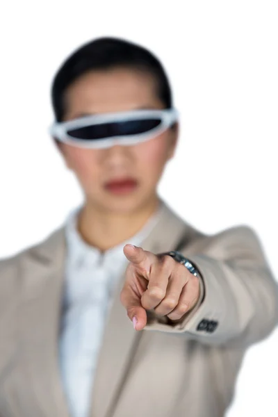 Businesswoman using virtual video glasses — Stock Photo, Image
