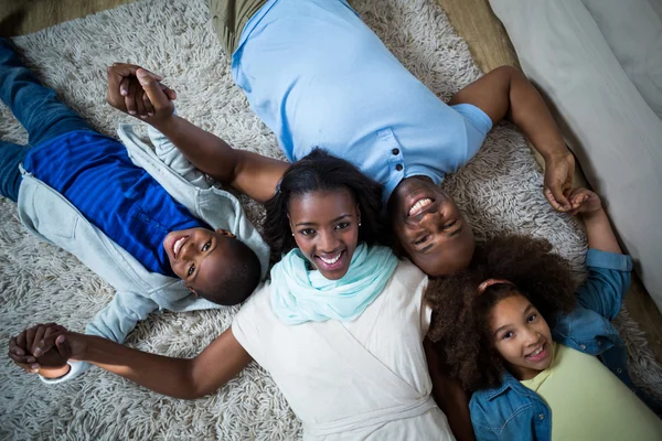 Família deitada no chão — Fotografia de Stock