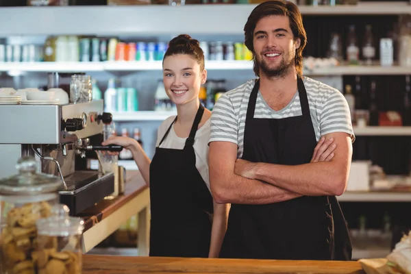 Kelner en serveerster maken van koffie — Stockfoto