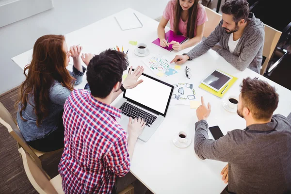 Partner diskutera i mötesrummet — Stockfoto