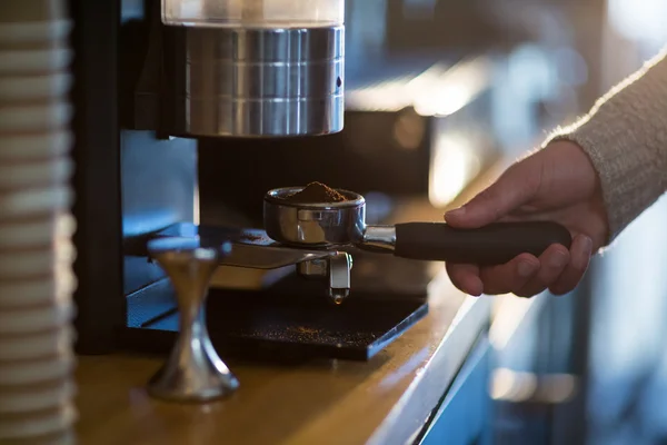 Cameriere che tiene portafilter riempito con caffè macinato — Foto Stock