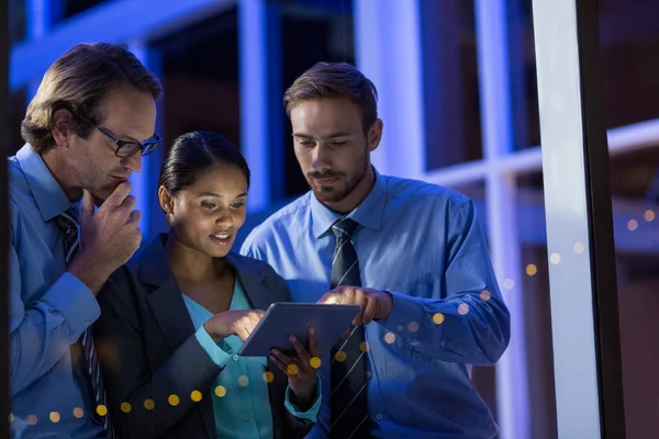 Empresarios usando tableta digital — Foto de Stock