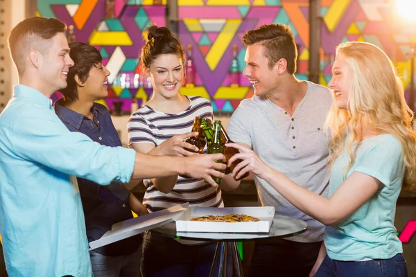 Grupo de amigos brindando botella de cerveza — Foto de Stock