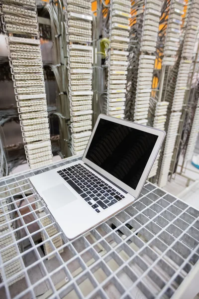 Laptop guardado en rack —  Fotos de Stock