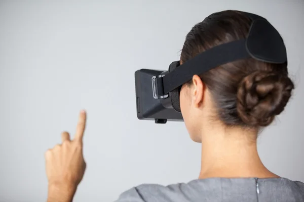 Vrouw met behulp van virtual reality headset — Stockfoto