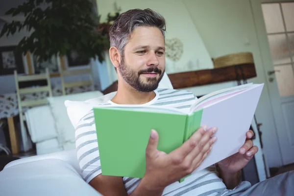 Father looking at photo album — Stock fotografie