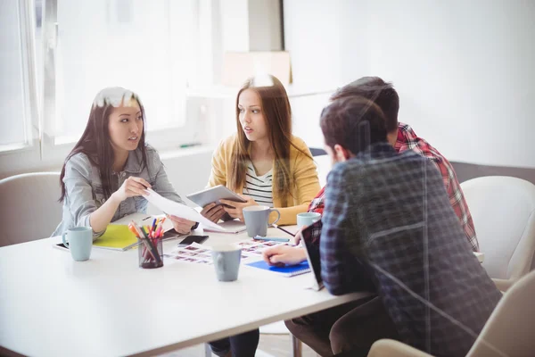 Editors in vergaderzaal bespreken — Stockfoto