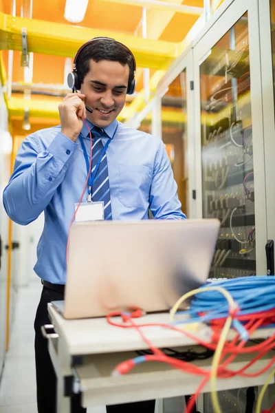 Techniker spricht über Kopfhörer — Stockfoto