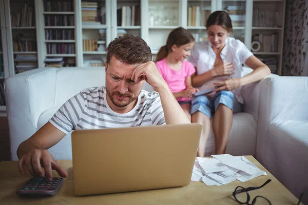 Homem preocupado calculando contas — Fotografia de Stock