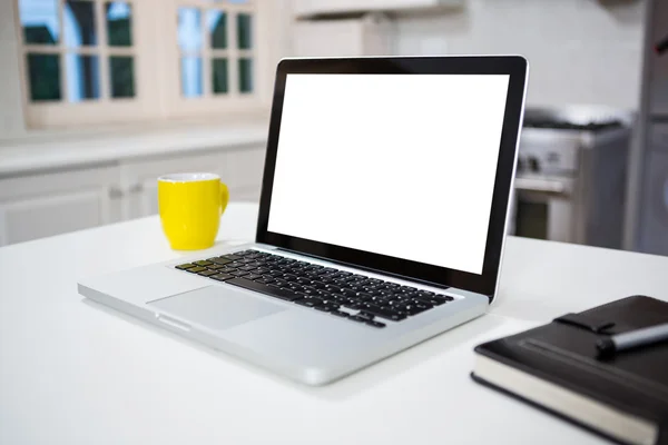 Ordenador portátil con organizador personal y pluma en la mesa —  Fotos de Stock