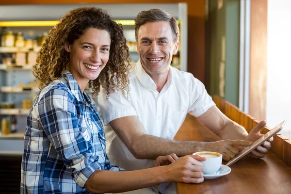 Ouple usando tablet digital no café — Fotografia de Stock