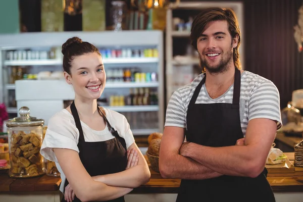 Servitör och servitris som står med armarna korsade — Stockfoto