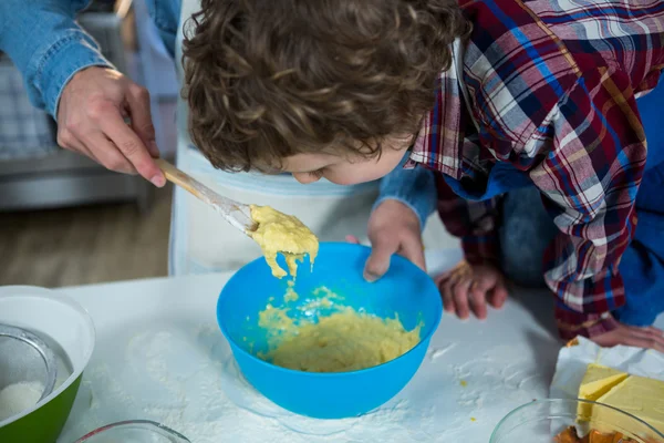 Pai e filho preparando cupcake — Fotografia de Stock