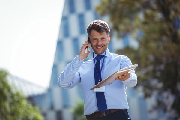Hombre de negocios guapo hablando por teléfono móvil — Foto de Stock