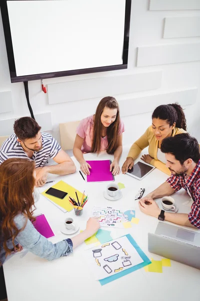 Collaborateurs en réunion au bureau de création — Photo