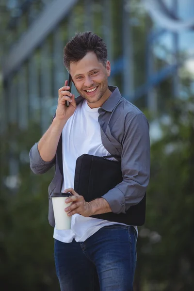 Zakenman praten op mobiele telefoon — Stockfoto