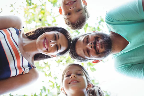 Familia formando aglomeración contra el cielo —  Fotos de Stock