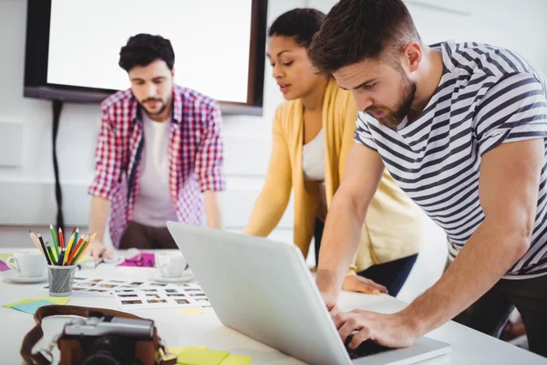 Editor yang bekerja di kantor kreatif — Stok Foto