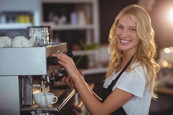 Servitrisen att kopp kaffe — Stockfoto