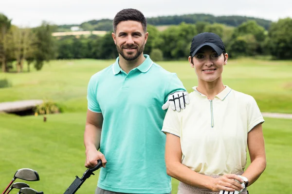 Par stående med golf club och väska — Stockfoto