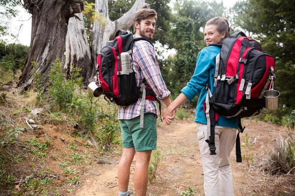 Couple randonneur randonnée en forêt — Photo